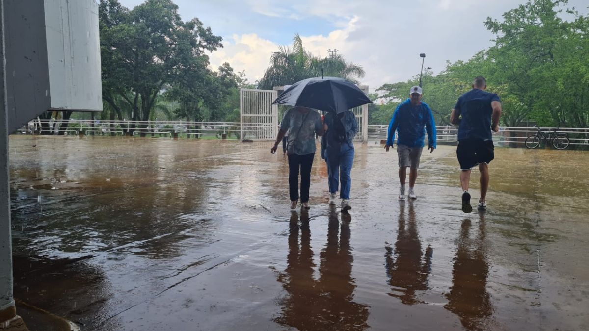 Ni la lluvia los detiene: Caleños siguen cumpliendo con la jornada electoral