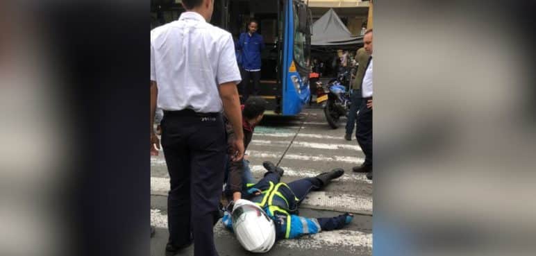 Nuevo caso de intolerancia: Motociclista arrolló a una agente de tránsito