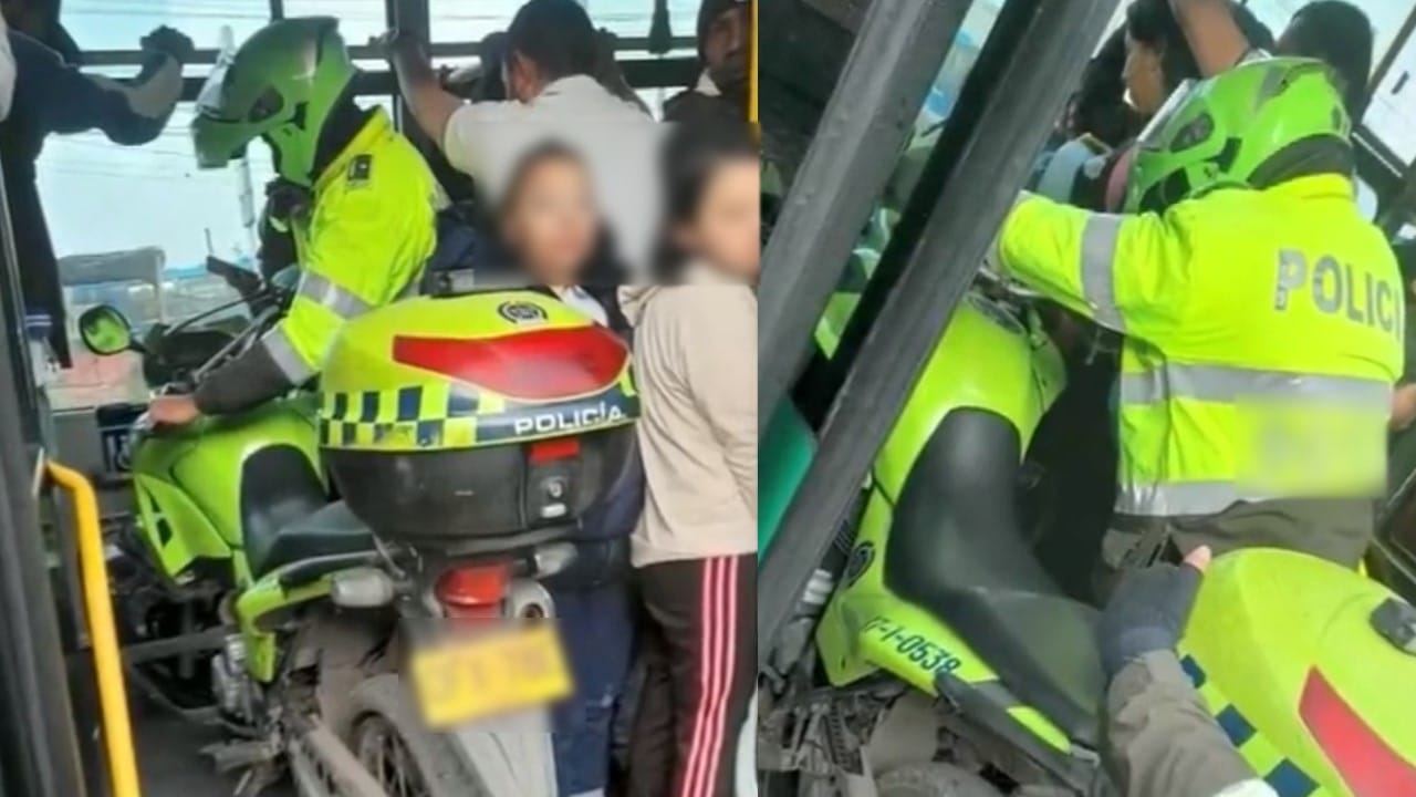 ¿Y el ejemplo? Patrullero de la Policía subió su moto a un bus de servicio público