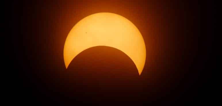 ¿Cómo y cuándo ver el eclipse solar? Supermercados en Cali ya venden gafas