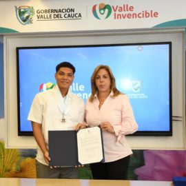 Joven con calificación perfecta en el ICFES recibió Orden al Mérito Vallecaucano