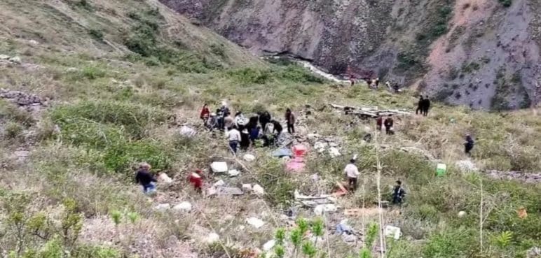 Accidente en Perú: Bus cayó por un barranco y dejó al menos 23 personas muertas