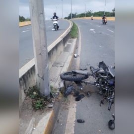 Aparatoso accidente en el sur de Cali deja un motociclista gravemente herido