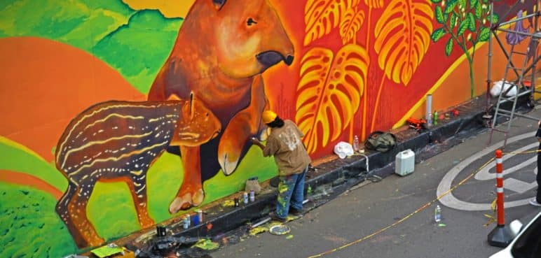 “Solo a los tontos les puede molestar": Alcalde tras polémica por murales
