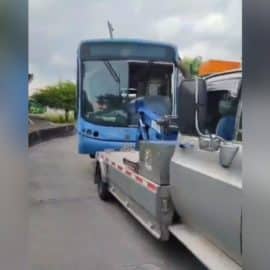 Video: Se llevan 18 buses del MÍO de un patio en el oriente de Cali