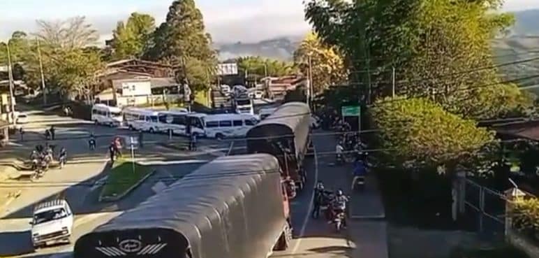 Video: Vía Panamericana entre Cali y Popayán fue bloqueada por comunidades