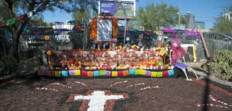 Con altar de muertos recuerdan a migrantes fallecidos en frontera de Arizona con México