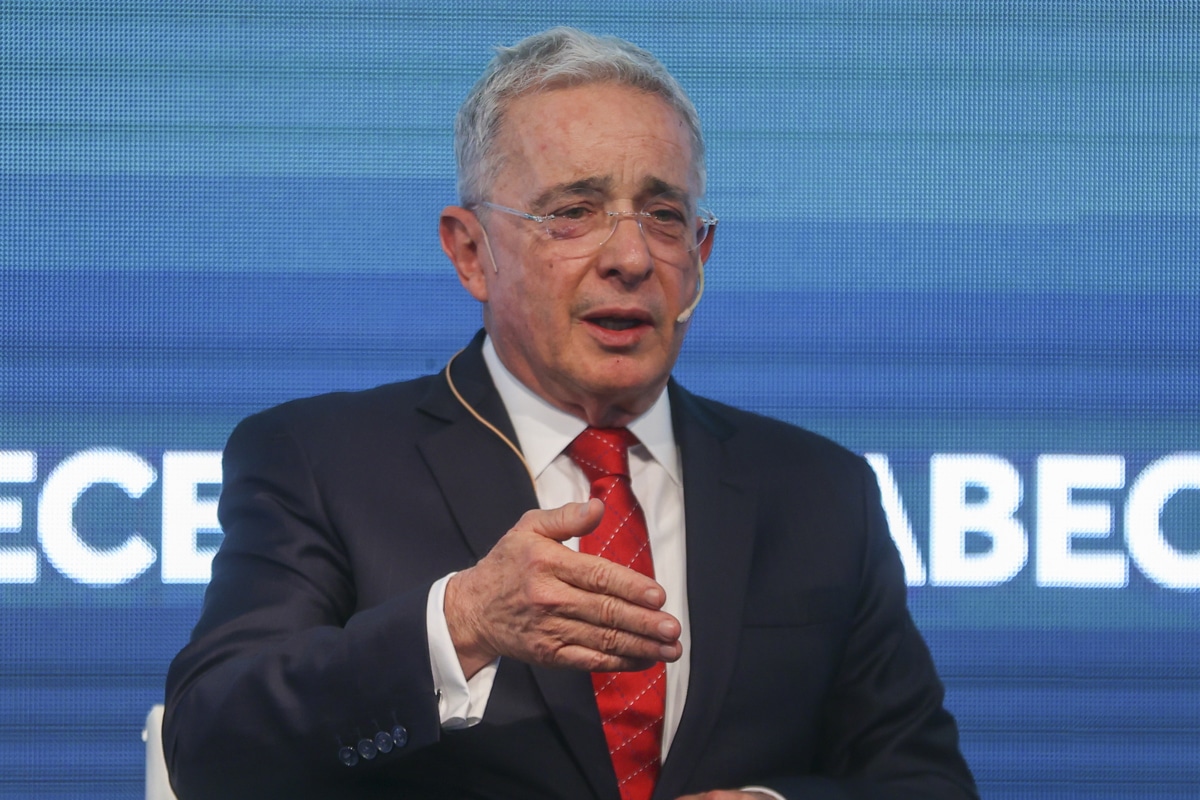 Expresidente Uribe insiste ante la Fiscalía en que nunca se reunió con paramilitares