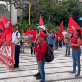 "Se debe garantizar el transporte escolar": Maestros protestan frente al CAM