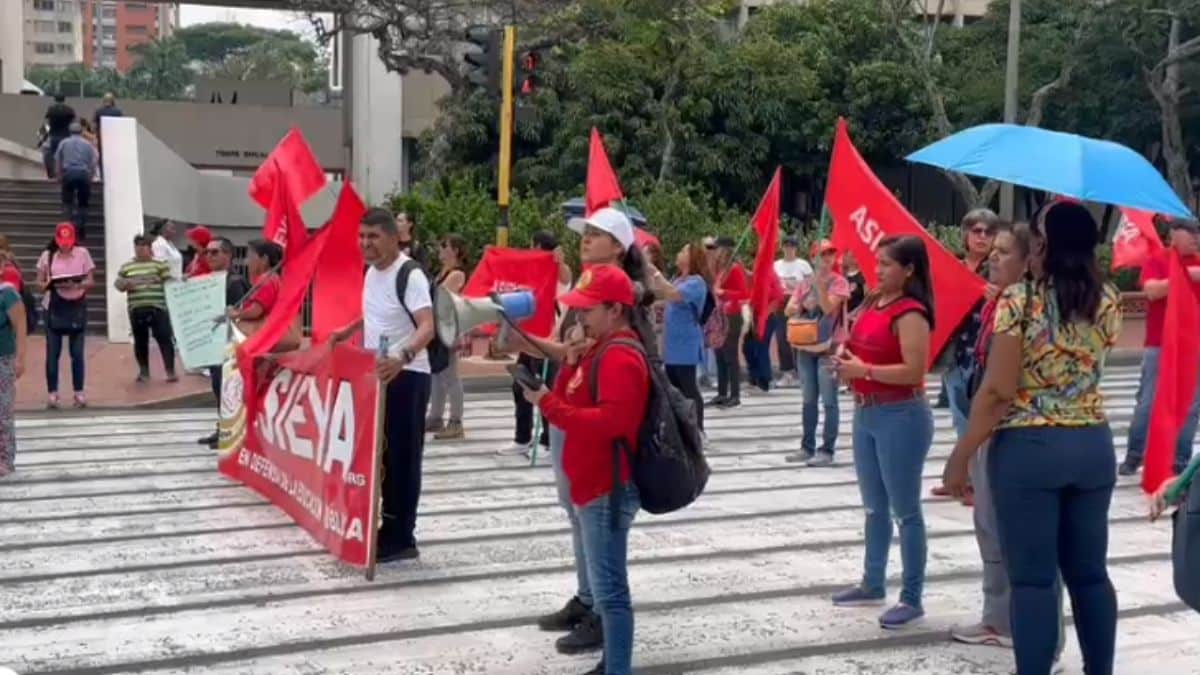 "Se debe garantizar el transporte escolar": Maestros protestan frente al CAM