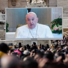 Estado de salud del papa Francisco mejora: no tiene fiebre y su respiración es normal