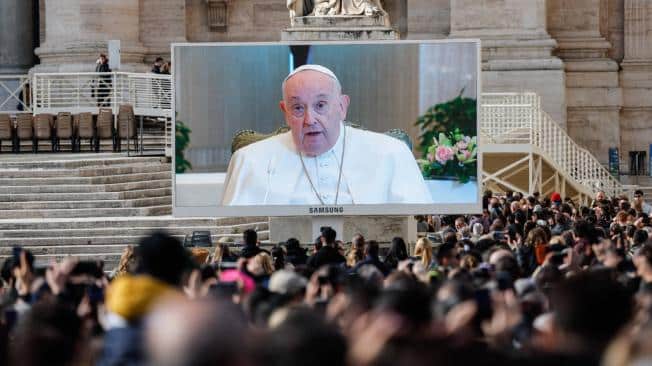 Estado de salud del papa Francisco mejora: no tiene fiebre y su respiración es normal