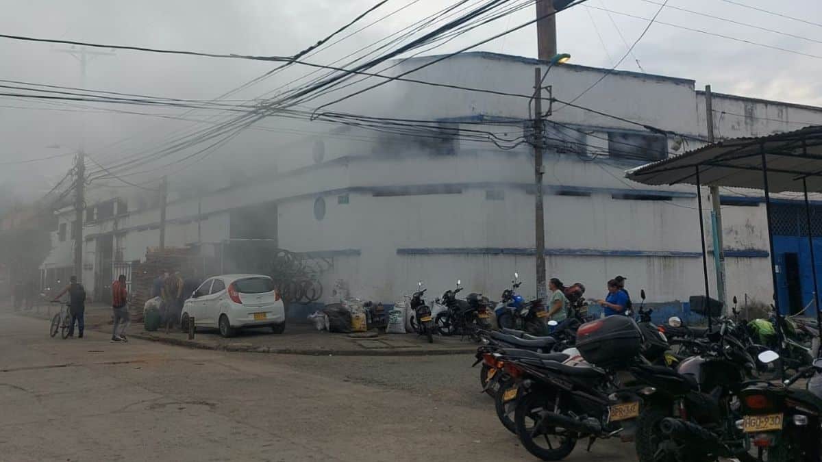 Explosión de fábrica de plástico alertó a comunidad en un barrio de Cali