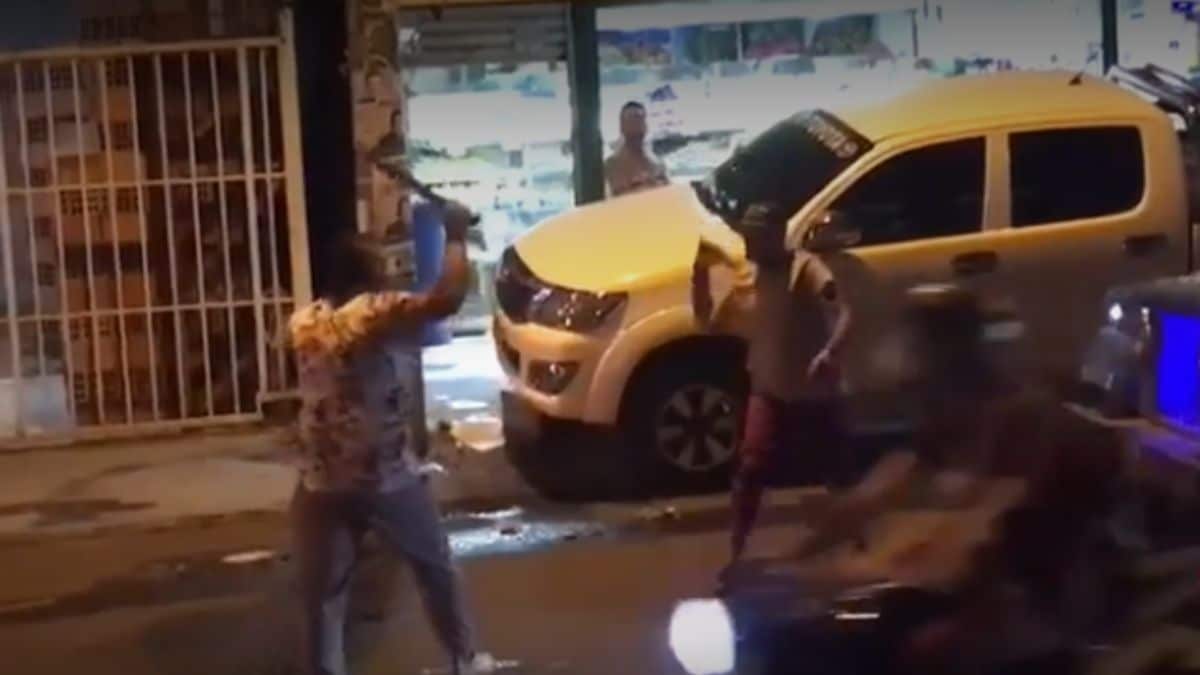 Video: Hombres se enfrentan "a machete" en plena vía pública de Cali