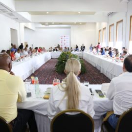 Dilian Francisca Toro se reunió con los alcaldes de los 42 municipios del Valle