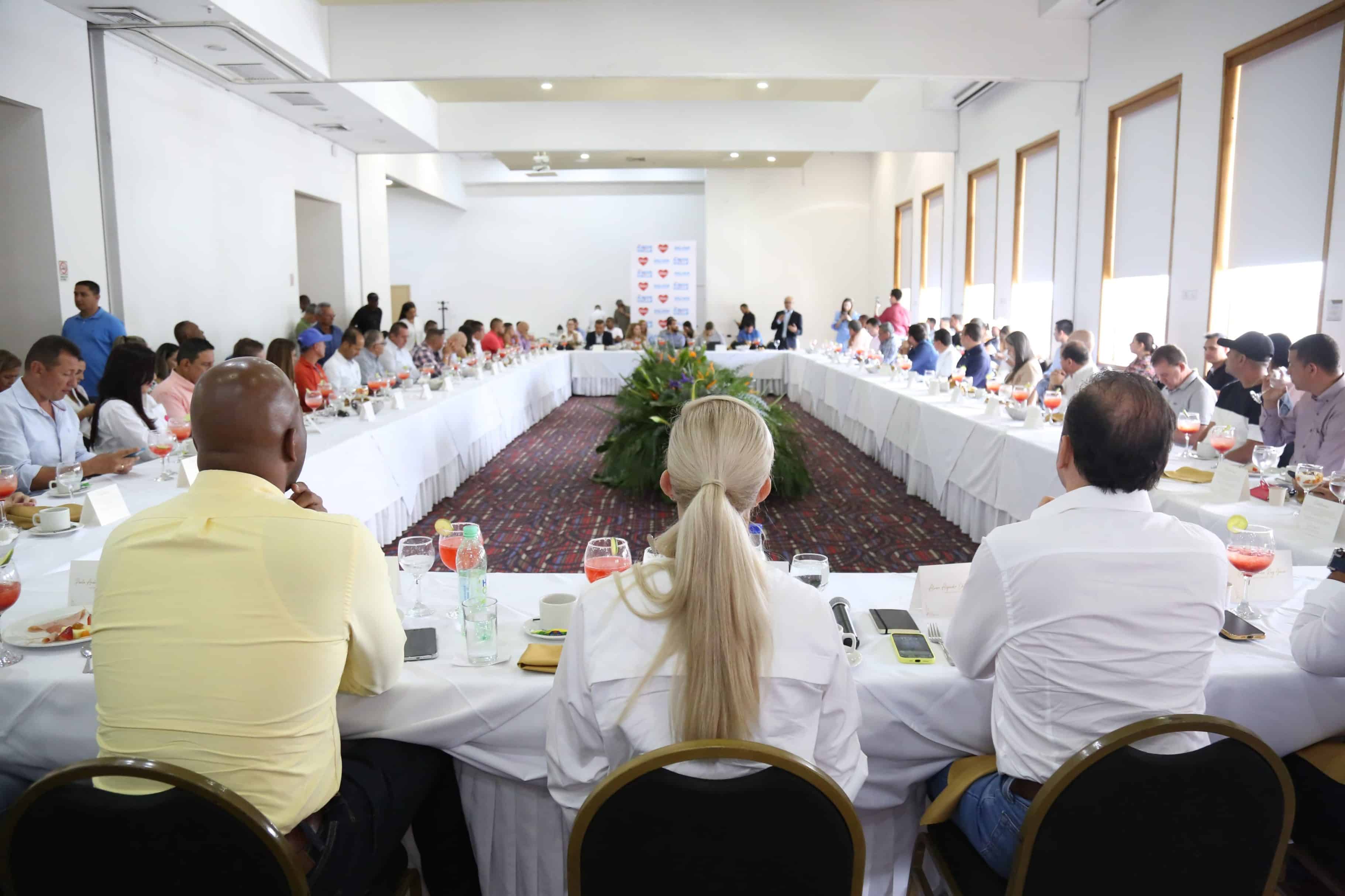 Dilian Francisca Toro se reunió con los alcaldes de los 42 municipios del Valle