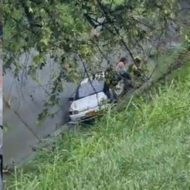 Un vehículo cayó en un canal de aguas lluvias en el sur de Cali