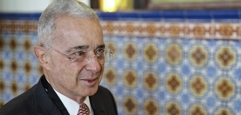 Víctimas denuncian en Argentina al expresidente Uribe por falsos positivos