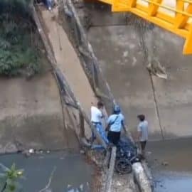 Video: Se cayó un puente peatonal en el barrio San Judas, sur de Cali