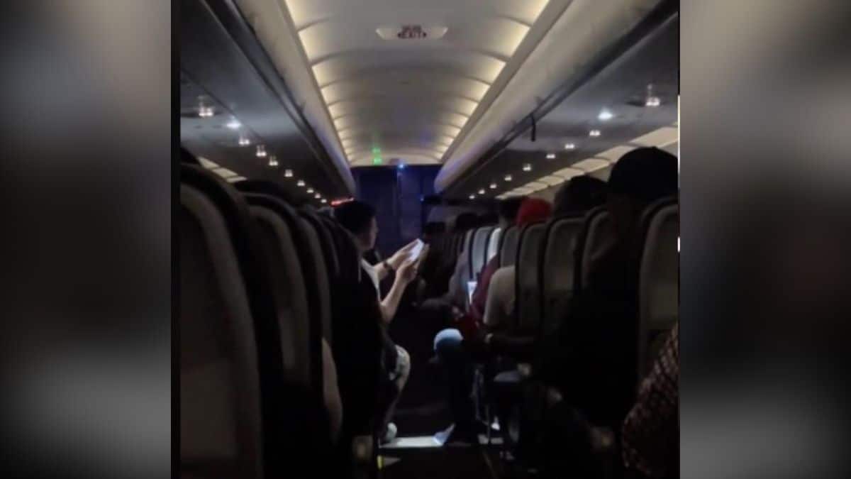 En video: Grupo de colombianos rezó la novena a bordo de un vuelo