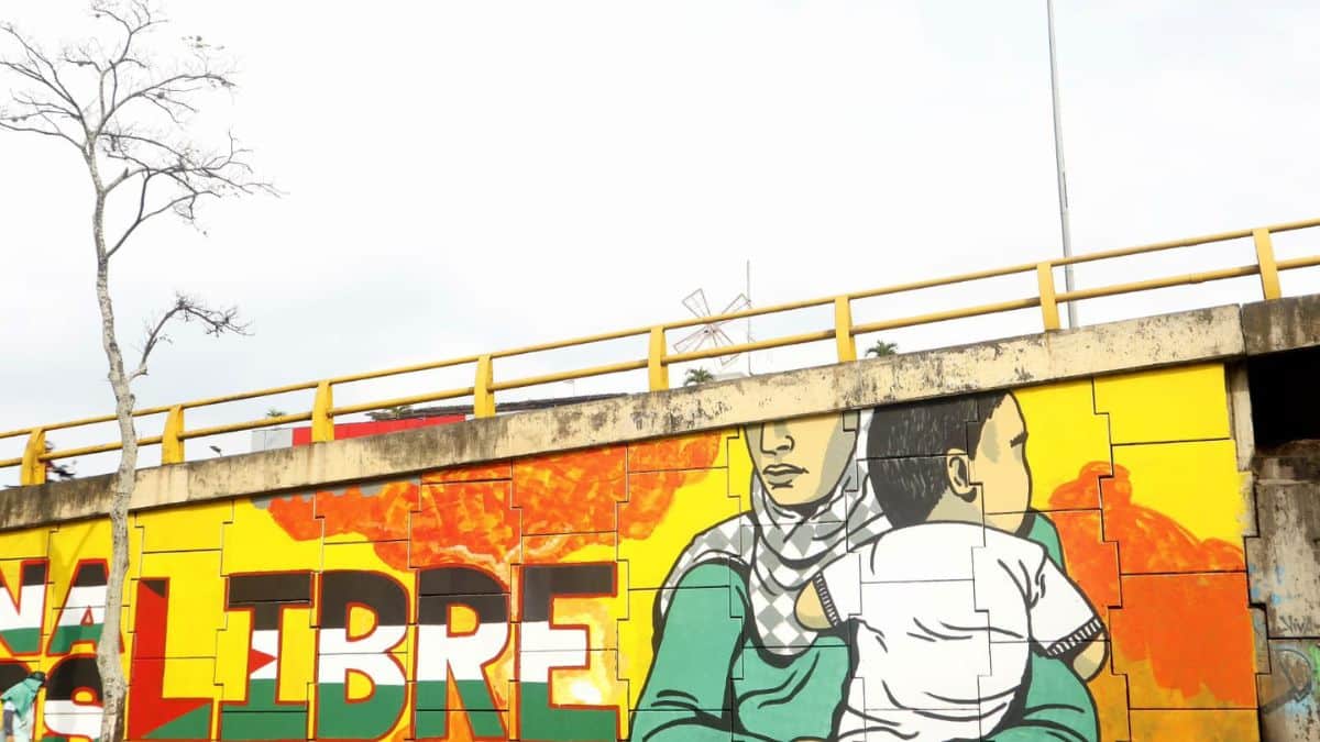 Crece la polémica por mural pintado en un puente de Cali en apoyo a Palestina