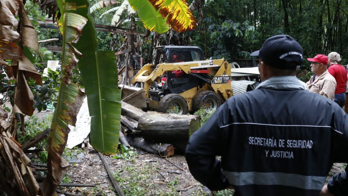 En imágenes: Desalojan predio ubicado en el área protectora del río Pance