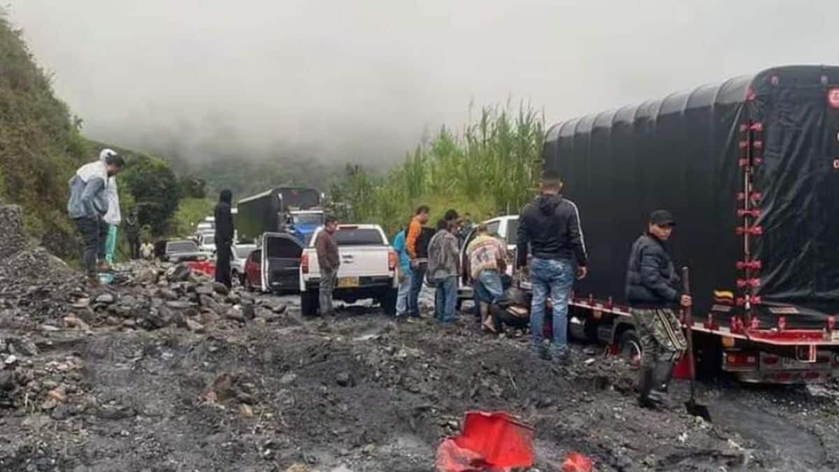 Se registró un fuerte deslizamiento de tierra en la Vía Panamericana
