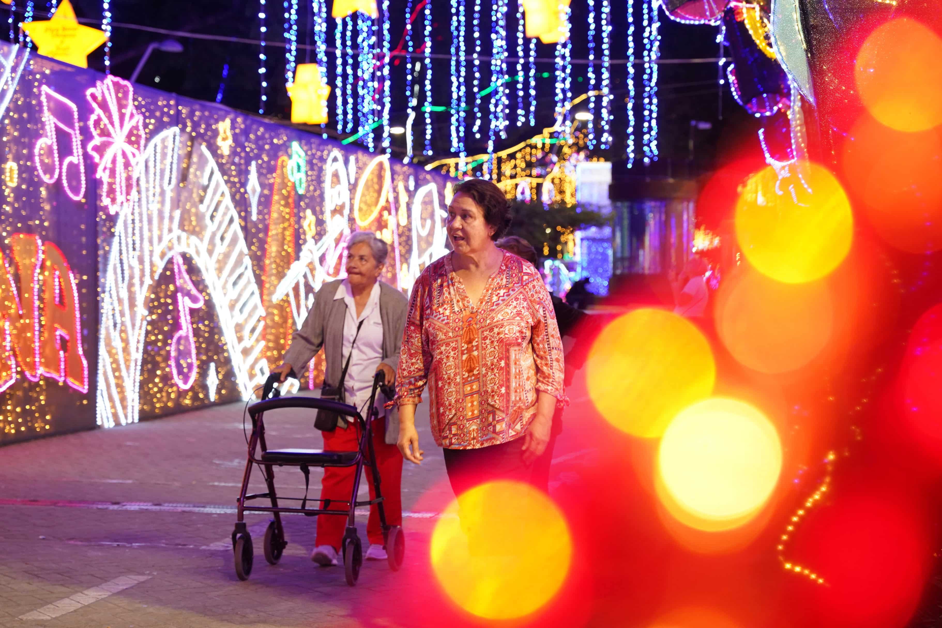 'Madrugándole al alumbrado': Familias caleñas disfrutan de las luces navideñas