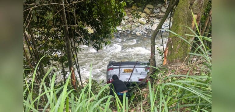 Video: Un vehículo cayó al río Pance en el sector de La Vorágine, Cali