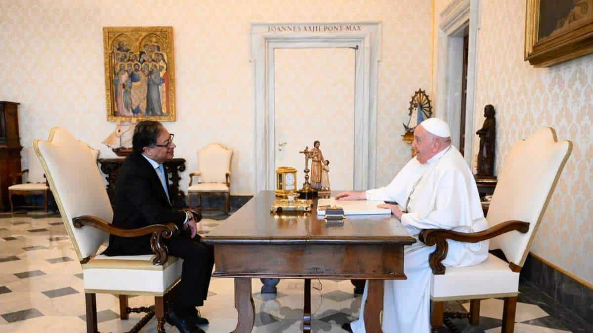 ¿Cuál fue el tema central de la reunión entre Gustavo Petro y el papa Francisco?