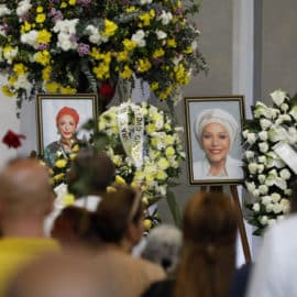 Medellín da el último adiós a la senadora Piedad Córdoba con flores y cantos