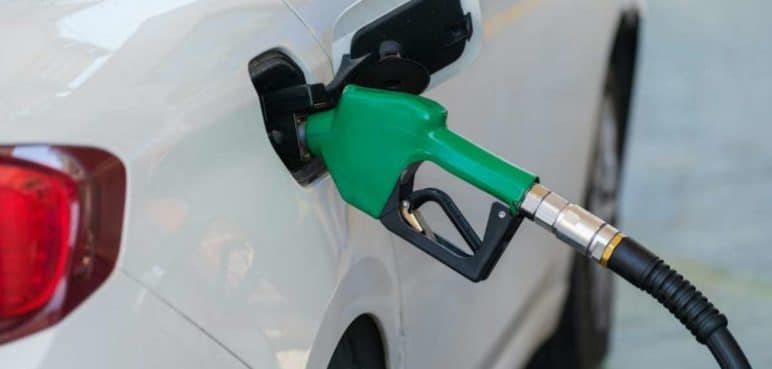 ¿Se gasta más gasolina al tener el tanque lleno o solamente la mitad?