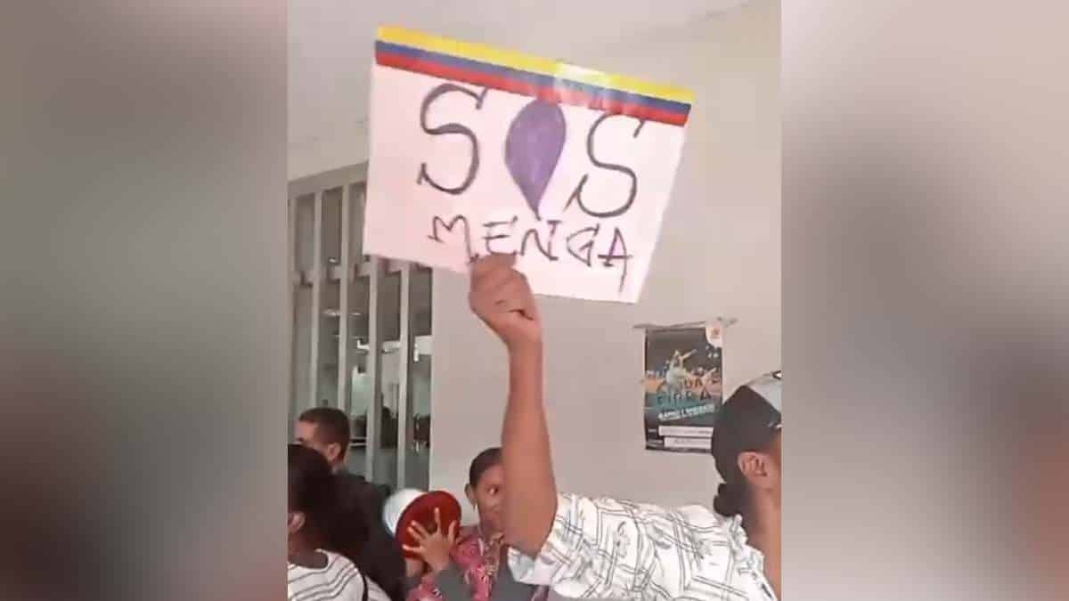 Video: Jóvenes protagonizan pelea a la salida de una discoteca