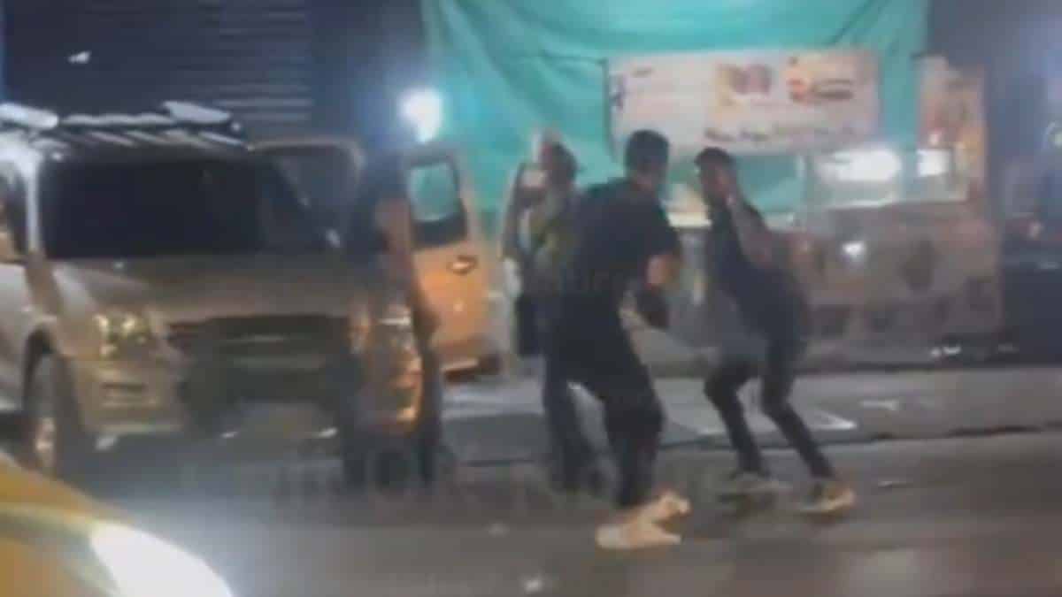 Video: Jóvenes protagonizan pelea a la salida de una discoteca