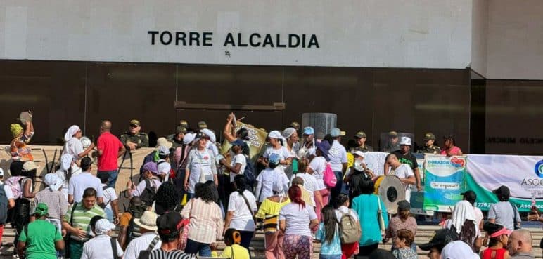 Líderes de comedores comunitarios protestan tras anuncio de la Alcaldía