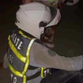 Video: Un guarda de tránsito se cayó a una alcantarilla en Ciudad del Campo