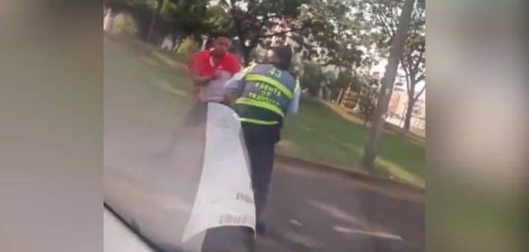 Video: Un guarda de tránsito y un motociclista se enfrentaron a golpes