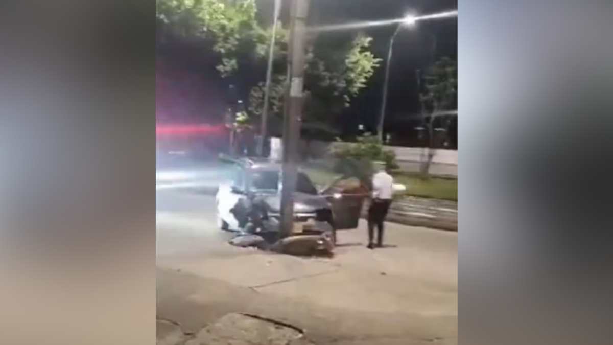 Grave accidente en el sur de Cali: Conductor chocó de frente contra un poste