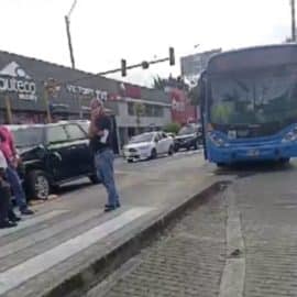 Aparatoso accidente de tránsito entre una camioneta y un bus del MÍO