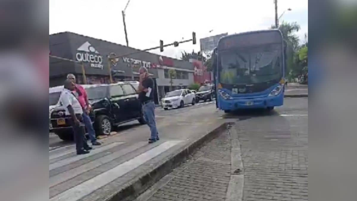 Aparatoso accidente de tránsito entre una camioneta y un bus del MÍO