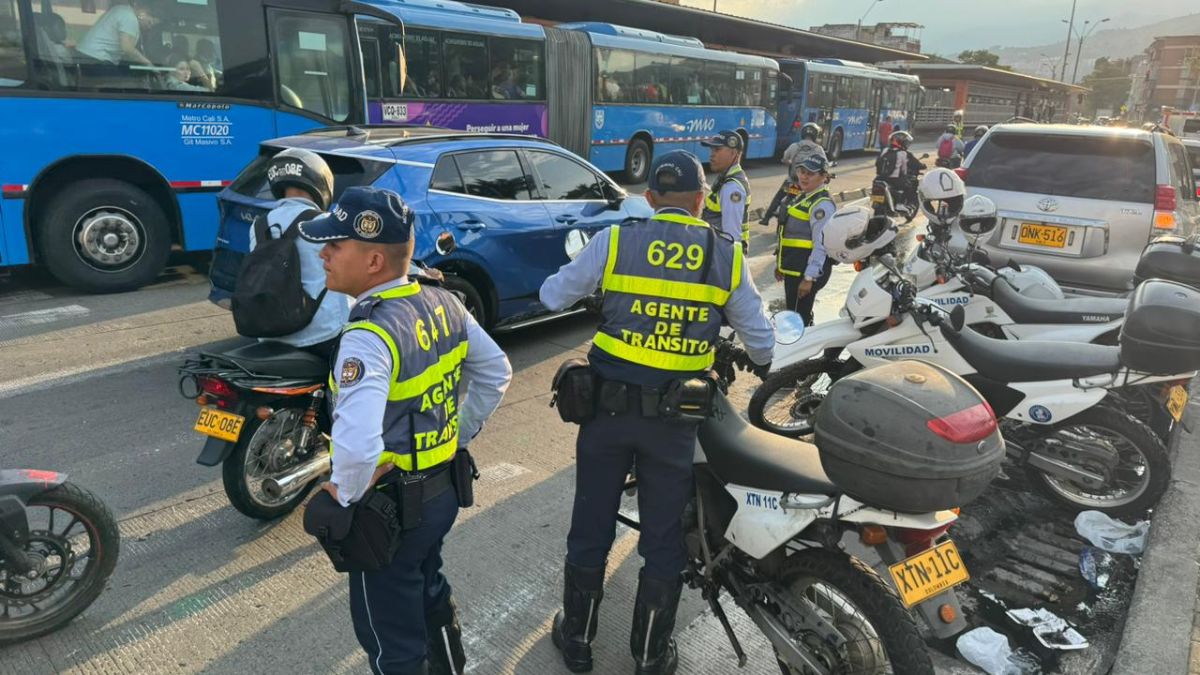 Maniobras mortales: Motociclistas arriesgan su vida por evadir multa