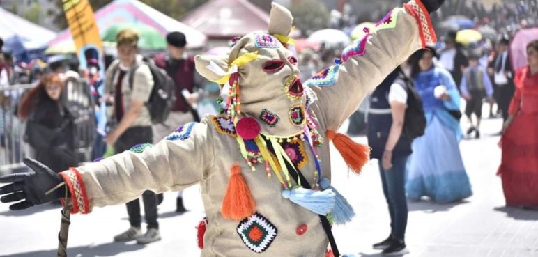 El Desfile Magno llena de arte y tradición el Día de Blancos en Pasto