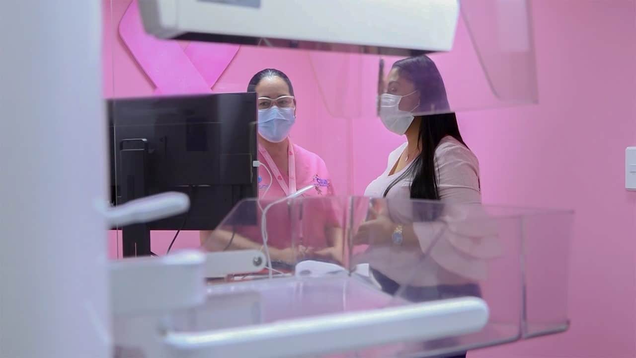 Estudiantes desarrollaron un equipo móvil para detectar el cáncer de mama