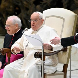El papa Francisco dice que "la guerra es una locura" y "siempre una derrota"