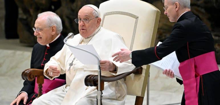 El papa Francisco dice que "la guerra es una locura" y "siempre una derrota"