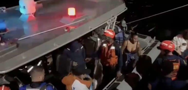 ¡Heroico! Rescatan a 13 personas que quedaron a la deriva en el Pacífico colombiano