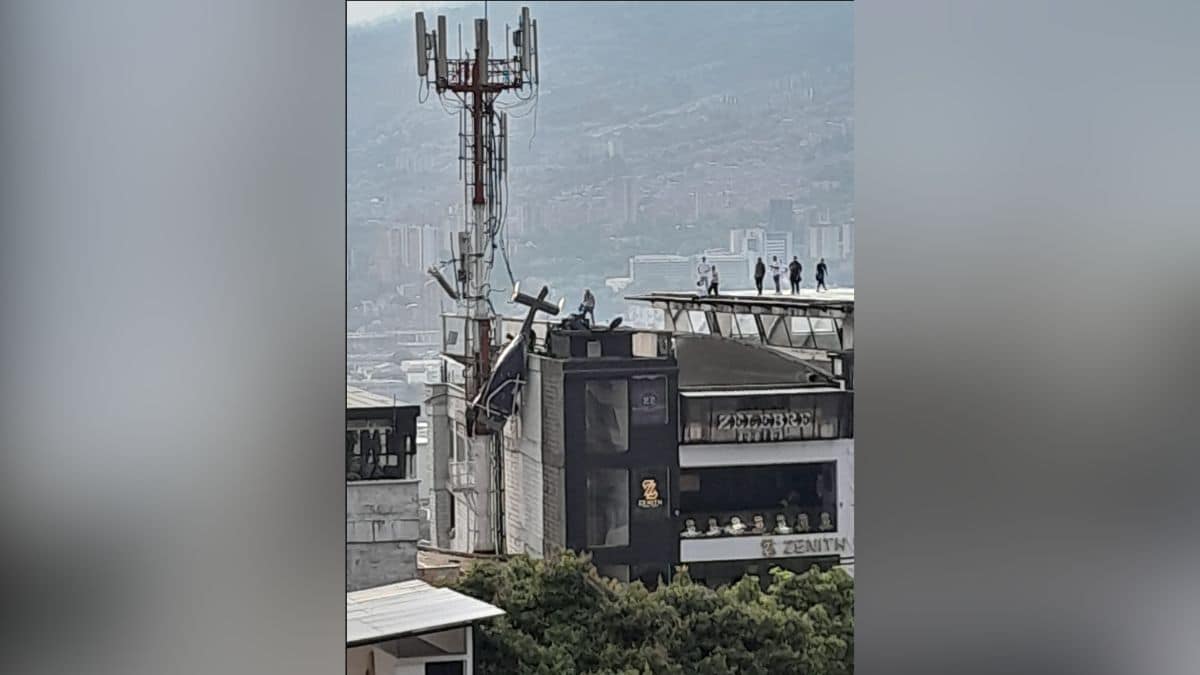 ¡Última hora! Helicóptero presentó fallas y terminó colgado en edificio de Medellín