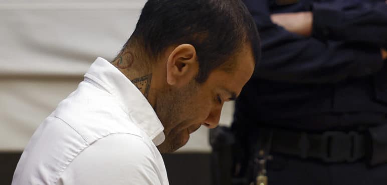 Dani Alves pide anular el proceso por ser investigado a "sus espaldas" en un "juicio paralelo"