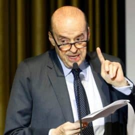 "Cumpliré lo dispuesto": Canciller Álvaro Leyva acata suspensión y deja el cargo