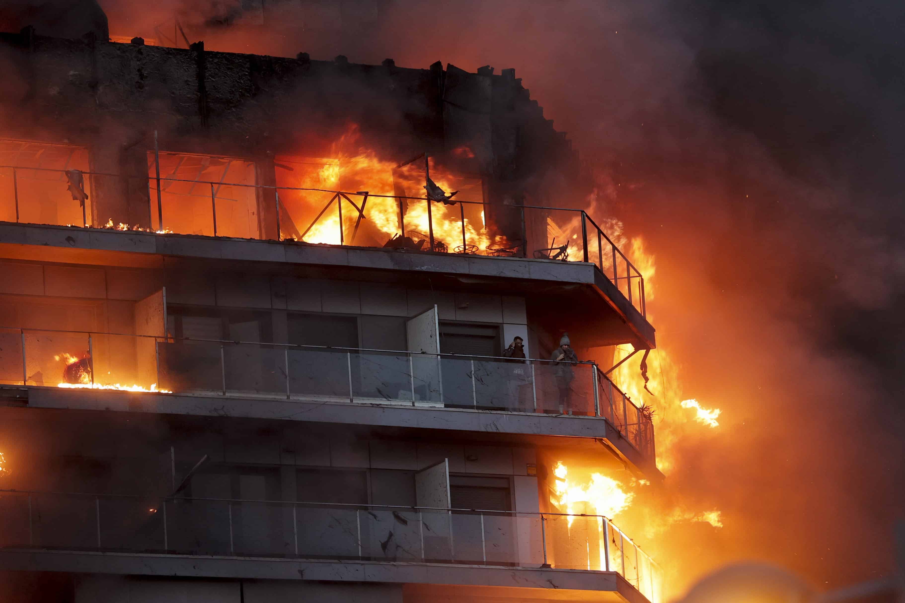 Un gran incendio devora un edificio de viviendas en Valencia, España